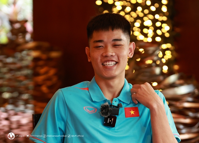 Sao trẻ ĐT Việt Nam trở lại sau án kỷ luật gia nhập Hà Nội FC, HLV nói rõ: ‘Chưa phải cầu thủ lớn’  - Ảnh 2.
