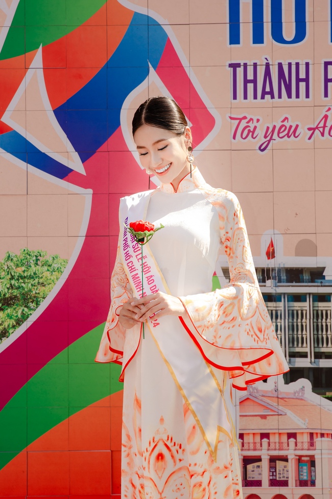 Hoa hậu Nguyễn Thanh Hà cùng 5.000 người đồng diễn áo dài ở phố đi bộ Nguyễn Huệ - Ảnh 2.