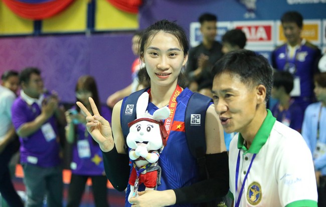 Ngọc nữ bóng chuyền Việt Nam đầy tài năng được nhà vô địch Thái Lan mời thi đấu, có bạn trai là 'soái ca điền kinh' - Ảnh 2.
