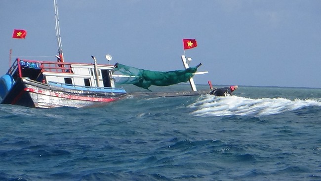 Cứu 4 ngư dân trên tàu bị mắc cạn tại Trường Sa - Ảnh 1.