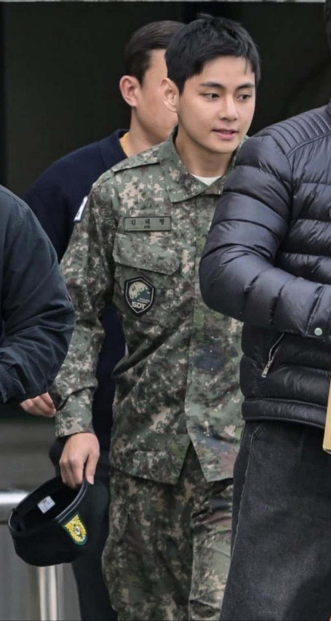 Netizen xôn xao về màn lột xác lớn của V BTS trong thời gian thực hiện nghĩa vụ quân sự - Ảnh 1.
