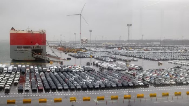 Ô tô nhập khẩu chất đống, các cảng châu Âu biến thành 'bãi đỗ xe' - Ảnh 1.