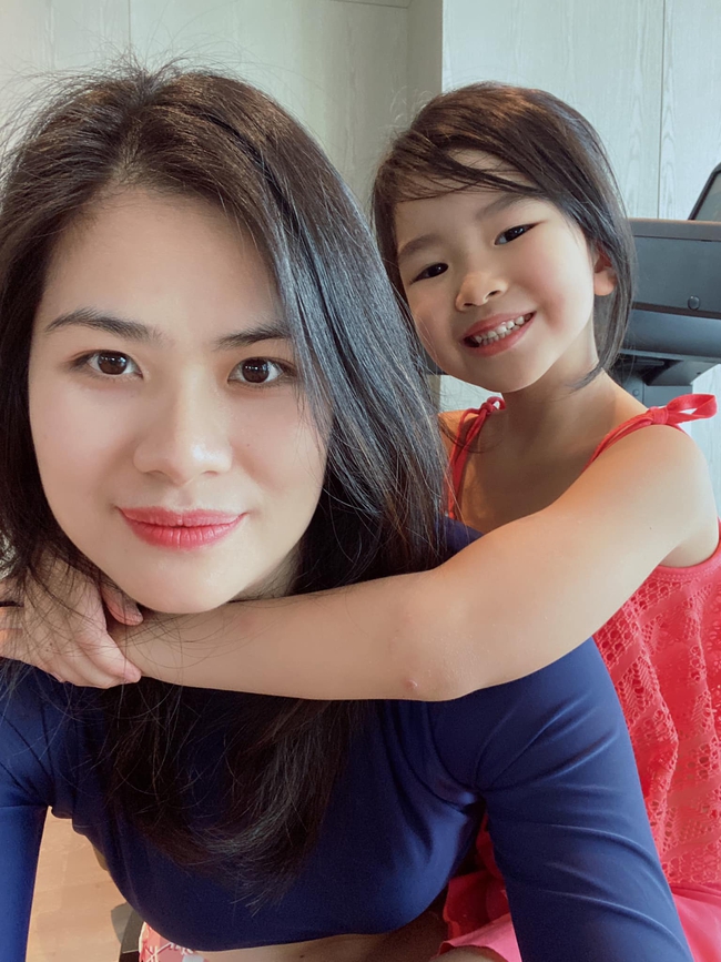 Phạm Thu Trang và con gái
