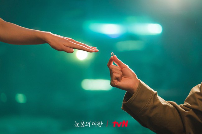Cặp nhẫn cưới trong 'Nữ hoàng nước mắt' Kim Soo Hyun và Kim Ji Won giá tới hàng trăm triệu đồng - Ảnh 3.