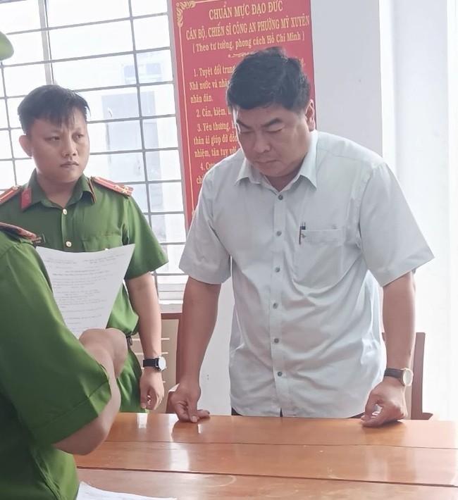 Khởi tố, bắt tạm giam Phó Chủ tịch UBND thành phố Long Xuyên - Ảnh 1.