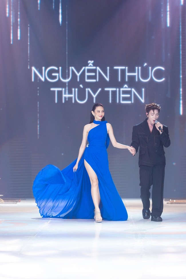 Đám cưới Minh Tú: Dàn hậu catwalk, Hòa Minzy thành 'cơ trưởng', Thùy Tiên thành công bắt hoa cưới - Ảnh 4.