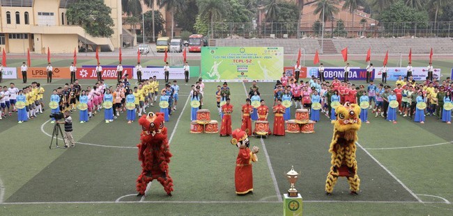 Văn Hậu dự khai mạc giải bóng đá tuổi trẻ Công an Thủ đô - Ảnh 2.