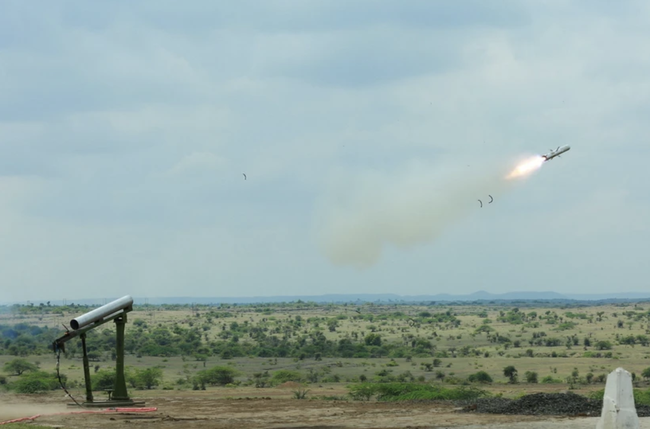 Ấn Độ thử nghiệm thành công hệ thống tên lửa chống tăng dẫn đường - Ảnh 1.