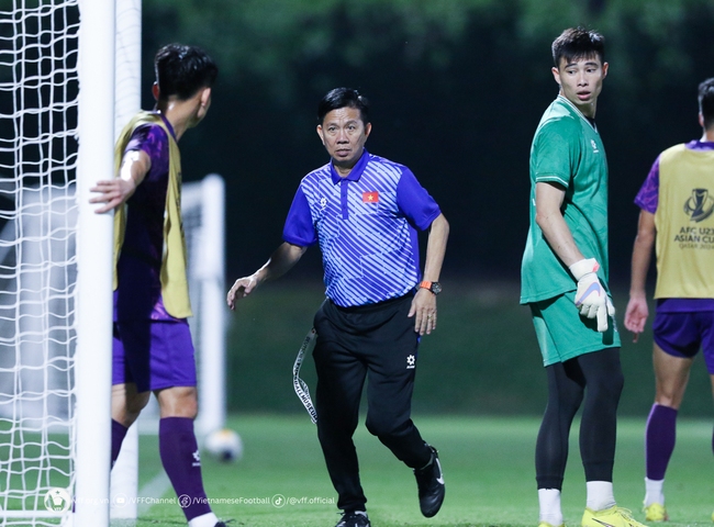 Tin nóng bóng đá Việt 15/4: HLV châu Âu sắp chia tay V-League, gia đình Quan Văn Chuẩn làm cỗ ủng hộ U23 Việt Nam - Ảnh 3.