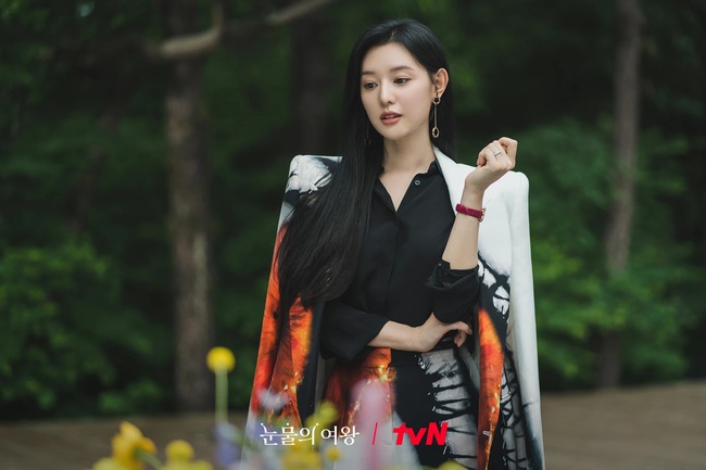 Trái ngược với 'Nữ hoàng nước mắt', Kim Ji Won tự nhận mình là 'nhàm chán' ngoài đời thực - Ảnh 1.