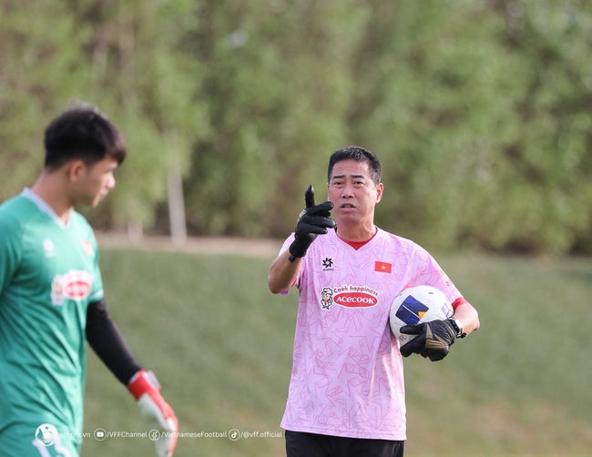 Bản tin bóng đá Việt 15/4: HLV châu Âu sắp chia tay V-League, gia đình Quan Văn Chuẩn làm cỗ ủng hộ U23 Việt Nam - Ảnh 4.