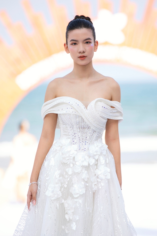 Model Teen Minh Anh đẹp rạng rỡ tại Destination Runway Fashion 2024 - Ảnh 4.