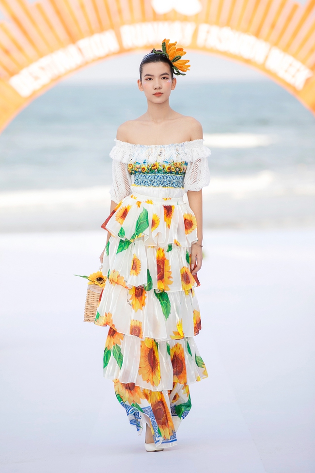 Model Teen Minh Anh đẹp rạng rỡ tại Destination Runway Fashion 2024 - Ảnh 2.