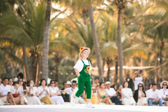 Model Kid Tuấn Khải mang vẻ đẹp “Sắc màu của chiến binh” tại Destination Runway Fashion Week 2024 - Ảnh 4.