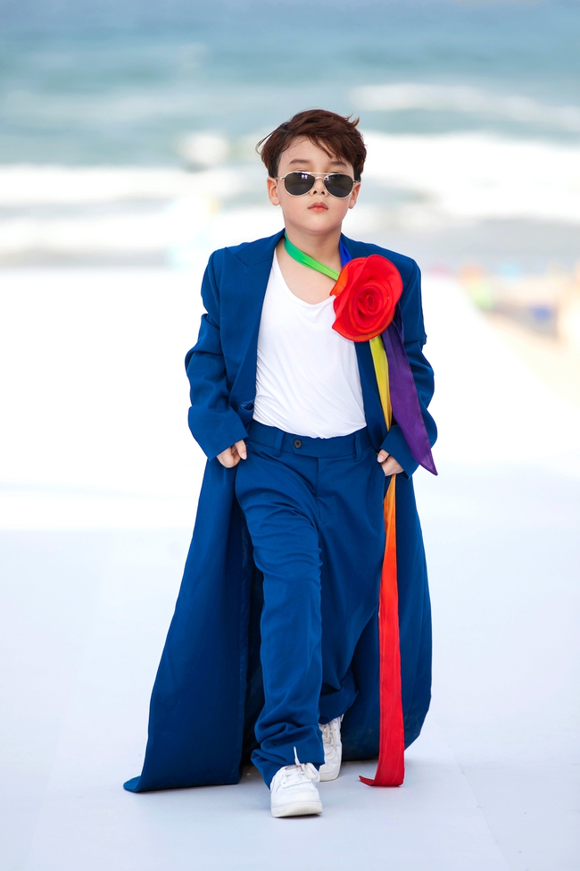 Model Kid Tuấn Khải mang vẻ đẹp “Sắc màu của chiến binh” tại Destination Runway Fashion Week 2024 - Ảnh 1.