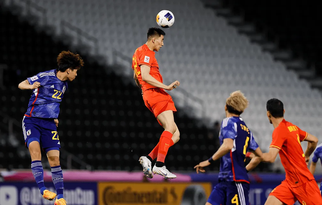 U23 Trung Quốc tung ‘bài tẩy’ khi cho thủ môn cao 2m vào đá tiền đạo cắm, vẫn nhận thất bại trước Nhật Bản - Ảnh 4.