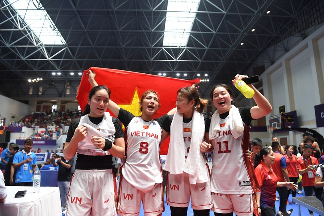 Tuyển thủ Việt Nam đầu tiên gia nhập giải bóng rổ nhà nghề nữ Mỹ WNBA - Ảnh 3.