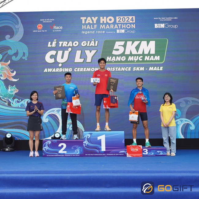 Gogift cung cấp cúp vinh danh, bảng vinh danh cho giải chạy Tay Ho Half Marathon 2024 - Ảnh 2.