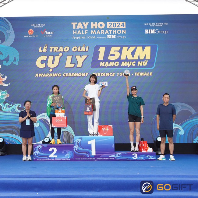 Gogift cung cấp cúp vinh danh, bảng vinh danh cho giải chạy Tay Ho Half Marathon 2024 - Ảnh 3.
