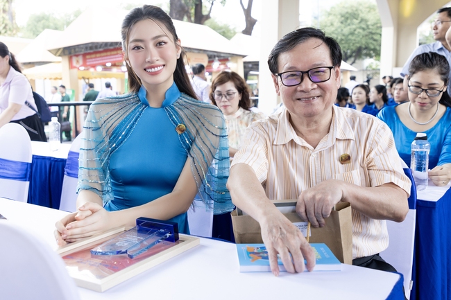 Lương Thùy Linh trở thành Đại sứ văn hóa đọc TP.HCM  - Ảnh 1.