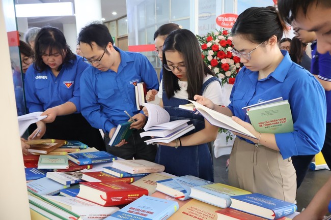Ngày Sách Việt Nam: Tạo sự gắn kết chặt chẽ giữa sách với người đọc - Ảnh 2.