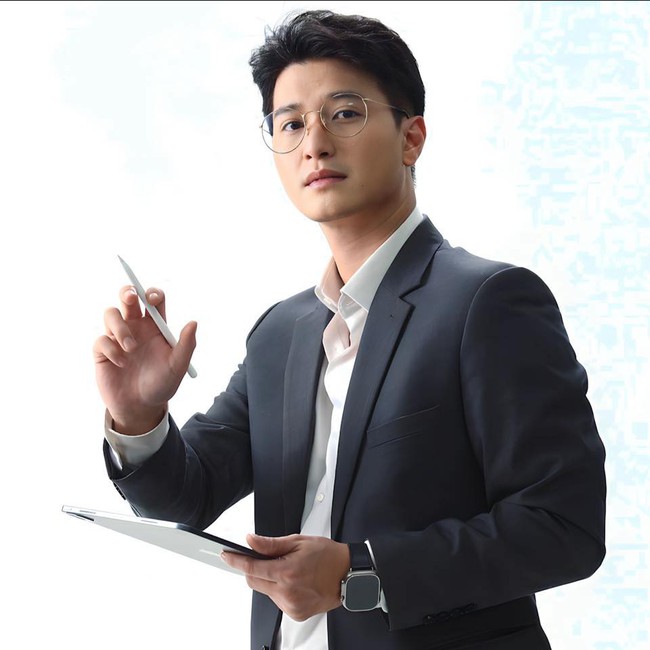 Huỳnh Anh hết lòng vì nghiệp diễn, có tạo hình điển trai trong phim mới - Ảnh 1.