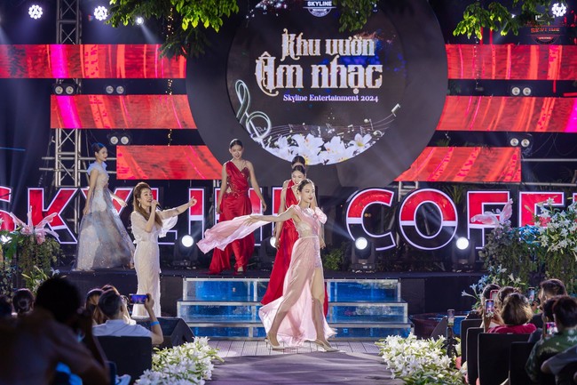 Thu Phương hát mở màn Lễ hội hoa Bách hợp tại Hà Nội - Ảnh 8.