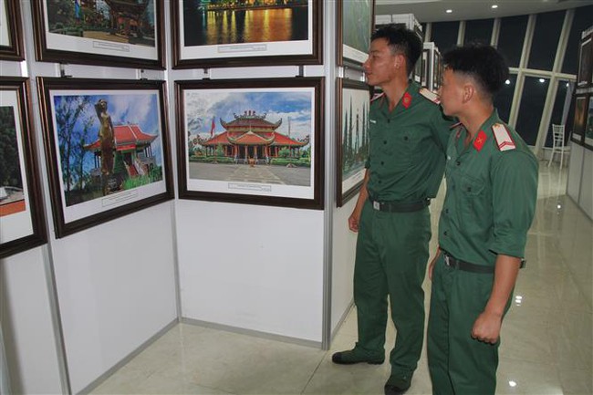 Điện Biên khai mạc triển lãm 'Du lịch qua các miền di sản và danh thắng Việt Nam' - Ảnh 2.
