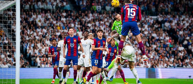 Real Madrid thắng Barcelona kịch tính, chạm 1 tay vào chức vô địch La Liga trong ngày nổ ra tranh cãi về ‘bàn thắng ma’ - Ảnh 2.