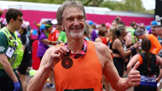 Ông chủ 71 tuổi của MU gây sốt với thành tích chạy marathon đáng kinh ngạc - Ảnh 2.