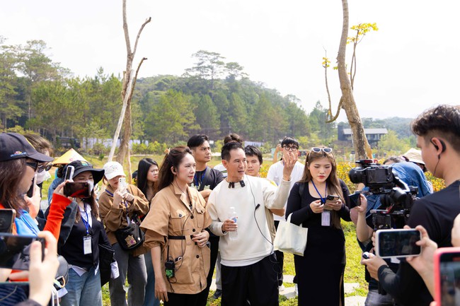 Lý Hải – Minh Hà đội nắng dẫn khách mời tham quan phim trường Lật mặt 7 - Ảnh 2.