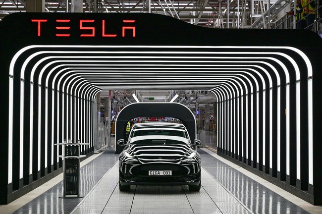 Nối tiếp đợt giảm giá tại Mỹ, Tesla hạ giá bán xe tại Trung Quốc - Ảnh 1.