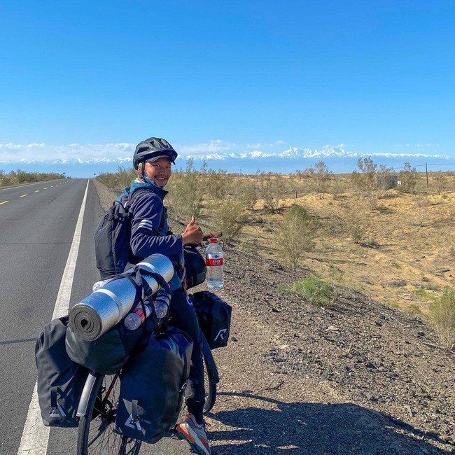 Cổ động viên MU đạp xe hơn 9.000 km từ Mông Cổ đến Anh xem đội bóng thi đấu - Ảnh 2.