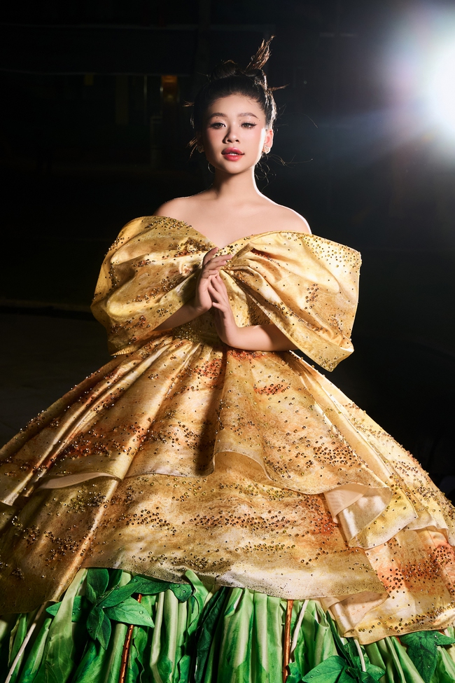 Katherine Minh Vy trình diễn thiết kế váy bánh xèo 3000m vải của NTK Nguyễn Minh Công - Ảnh 1.