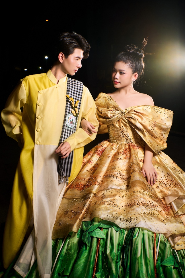 Katherine Minh Vy trình diễn thiết kế váy bánh xèo 3000m vải của NTK Nguyễn Minh Công - Ảnh 2.