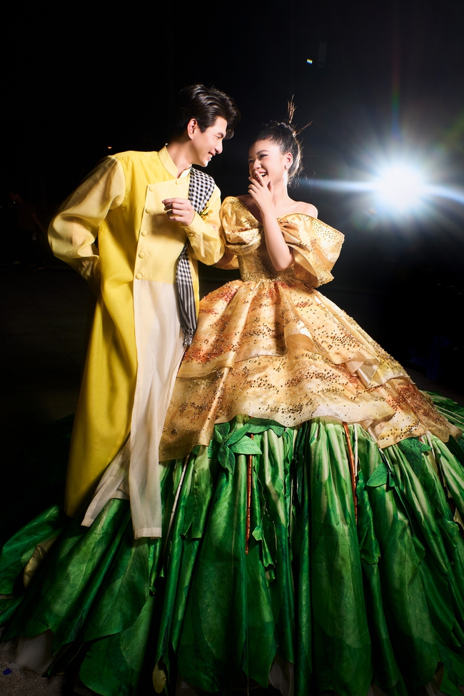 Katherine Minh Vy trình diễn thiết kế váy bánh xèo 3000m vải của NTK Nguyễn Minh Công - Ảnh 6.