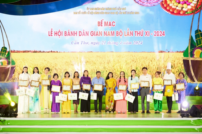 Katherine Minh Vy trình diễn thiết kế váy bánh xèo 3000m vải của NTK Nguyễn Minh Công - Ảnh 5.