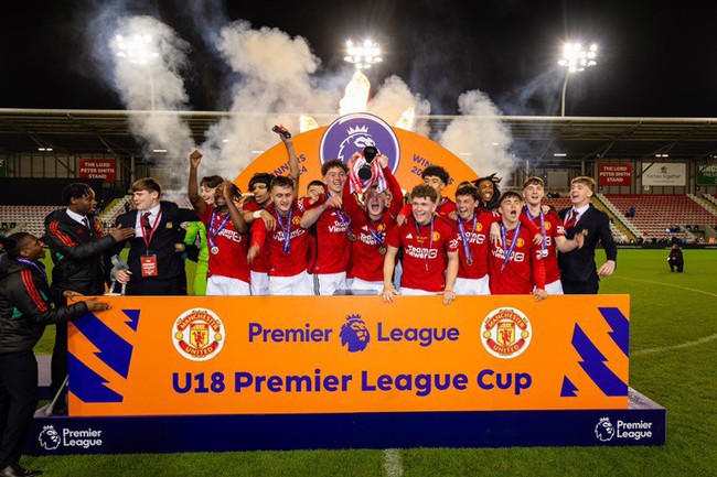 MU xuất sắc vượt qua Man City, giành cúp đúp danh hiệu của mùa giải - Ảnh 2.