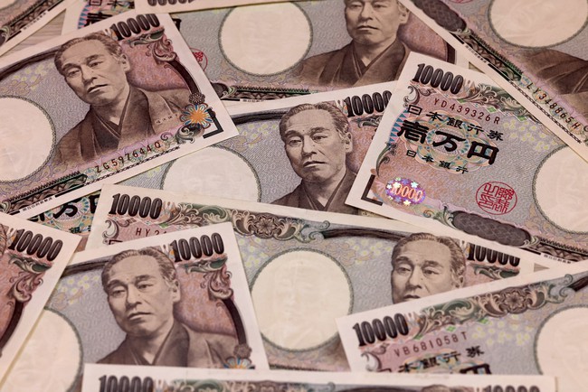 Đồng yen trượt dốc, Ngân hàng trung ương Nhật Bản có thể sớm nâng lãi suất - Ảnh 2.