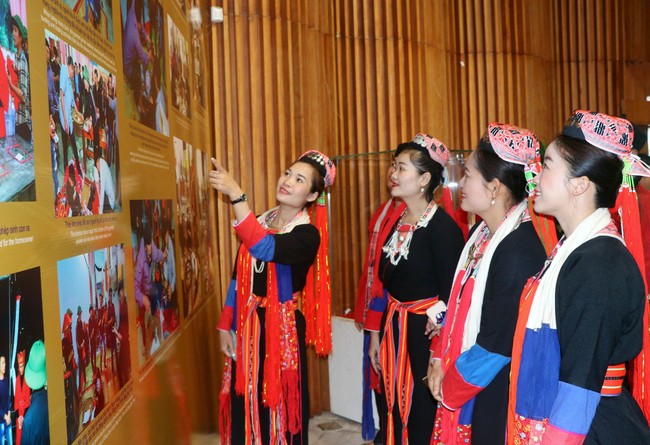 Triển lãm chuyên đề 'Độc đáo lễ cấp sắc người Dao Thanh Y' - Ảnh 2.