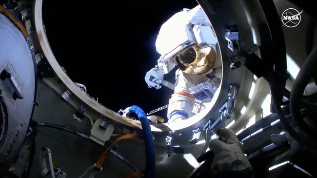 Hai phi hành gia Nga hoàn thành chuyến đi bộ ngoài không gian - Ảnh 1.