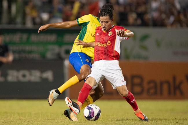 Tiến Linh kiến tạo cho Huỳnh Đức ghi bàn trong trận đấu giữa các ngôi sao Việt Nam và những huyền thoại Brazil - Ảnh 5.