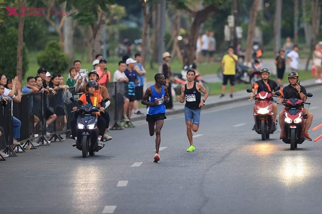 Huyền thoại điền kinh Nguyễn Văn Lai vừa giành ngôi á quân tại giải VnExpress Marathon Huế 2024