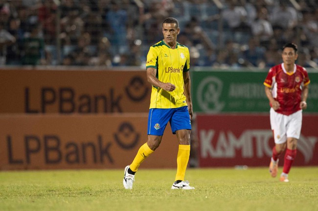 Tiến Linh kiến tạo cho Huỳnh Đức ghi bàn trong trận đấu giữa các ngôi sao Việt Nam và những huyền thoại Brazil - Ảnh 4.