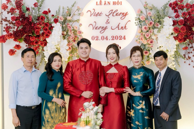 Tin nóng thể thao sáng 28/4: Phụ công xinh đẹp nhất Việt Nam sắp kết hôn, ĐT Việt Nam tụt 10 bậc trên BXH thế giới - Ảnh 2.