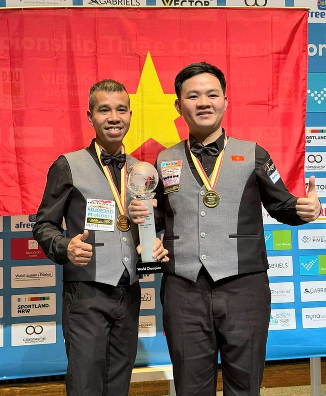 Cơ thủ Trần Quyết Chiến (trái) và Bao Phương Vinh giành HCV đồng đội billiards carom 3 băng thế giới