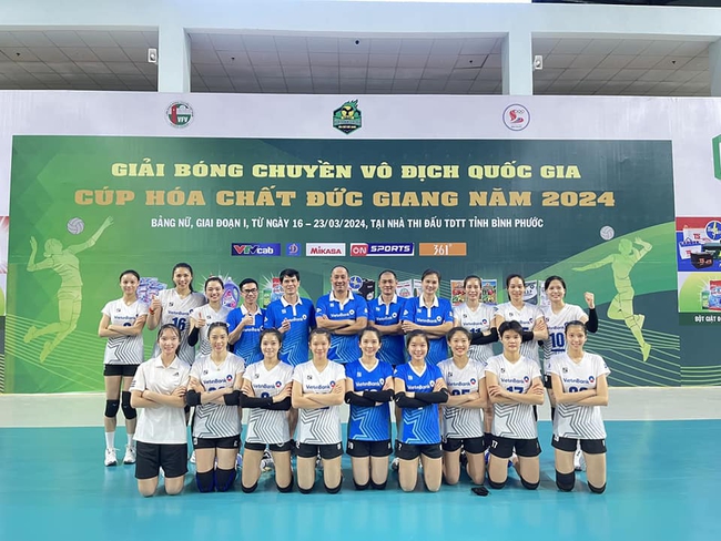Trà Giang (hàng đầu, thứ 2 từ trái qua phải) vừa san bằng kỷ lục ra sân thi đấu 17 mùa liên tiếp ở giải bóng chuyền VĐQG Việt Nam của đàn chị nổi tiếng Phạm Thị Kim Huệ