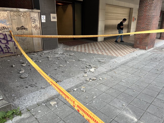 Động đất tại Đài Loan (Trung Quốc): Nhiều người mắc kẹt dưới các tòa nhà bị sập - Ảnh 3.