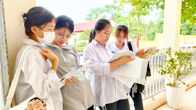 Tuyển sinh lớp 10 tại Hà Nội: Bám sát năng lực học tập để chọn nguyện vọng phù hợp - Ảnh 1.