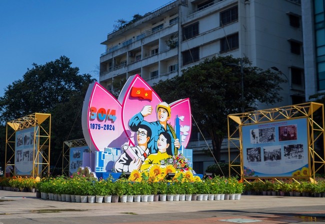 Thành phố Hồ Chí Minh: Mãn nhãn với màn pháo hoa mừng ngày thống nhất đất nước - Ảnh 4.
